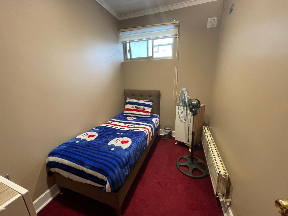 Chambre Simple avec Toilettes et Douche Communes