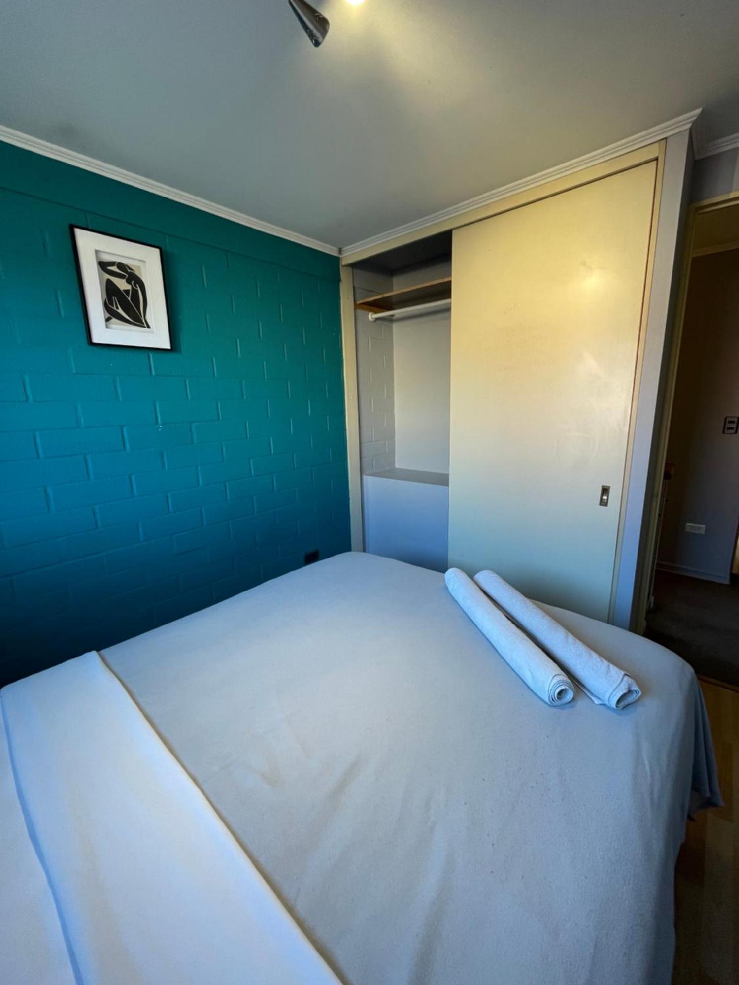 Chambre Lit Queen-Size avec Salle de Bains Commune